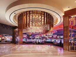 Studio live dealer Spadegaming dengan multi-kamera dan dealer profesional di meja baccarat